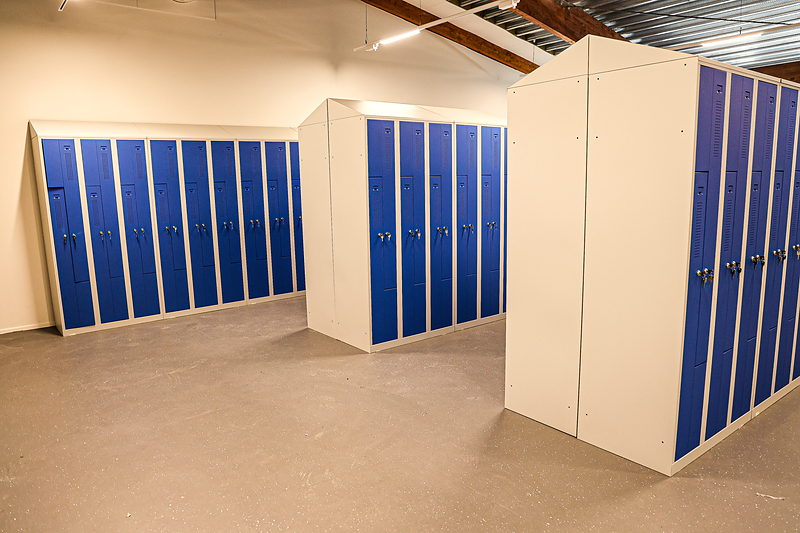Blauwe kluisjes in de gang van SAM College